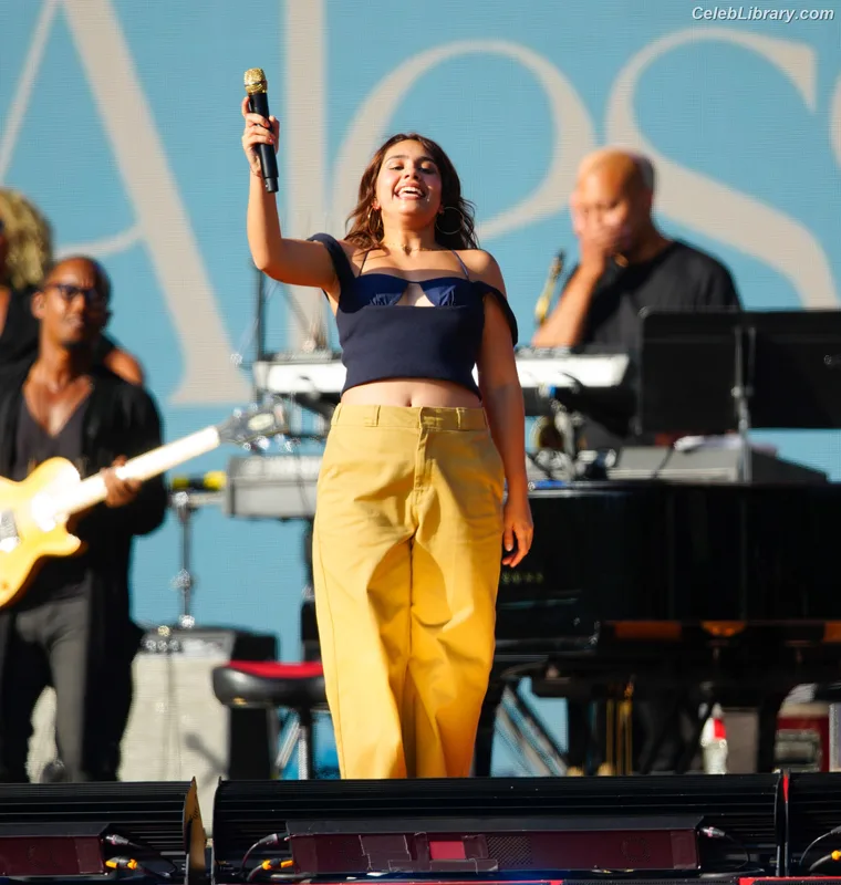 Alessia Cara photo 14 of 310
