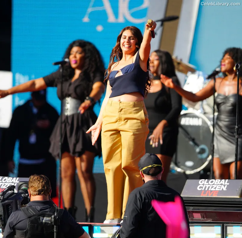 Alessia Cara photo 15 of 310