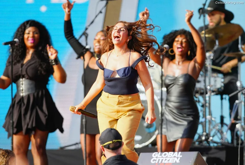 Alessia Cara photo 17 of 310