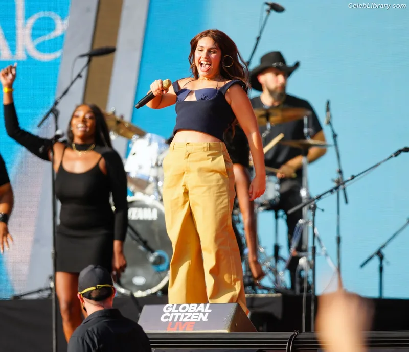 Alessia Cara photo 21 of 310