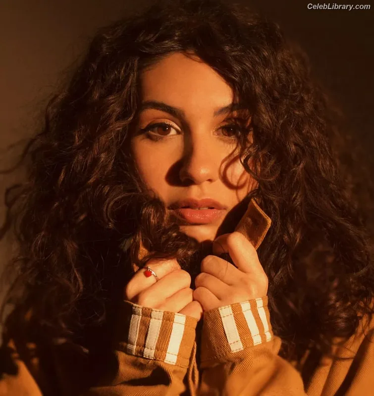 Alessia Cara photo 3 of 310