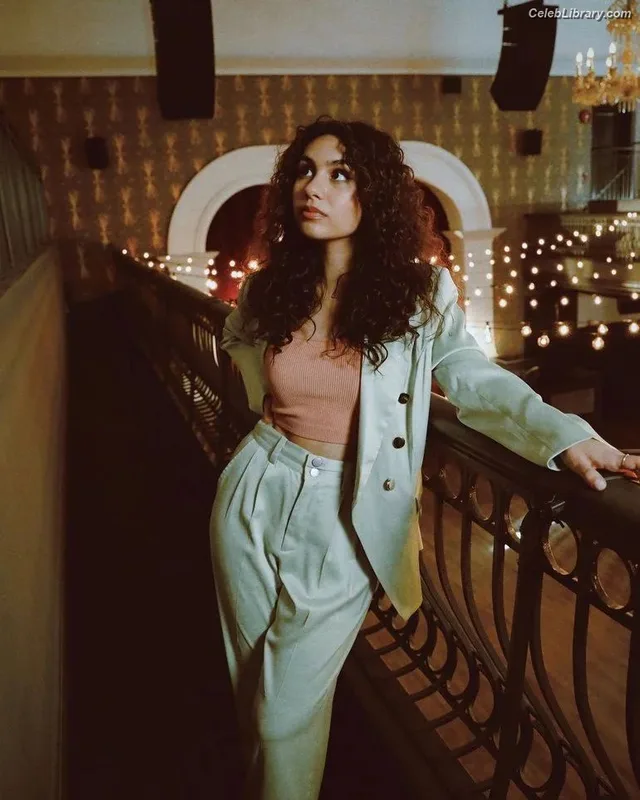 Alessia Cara photo 4 of 310