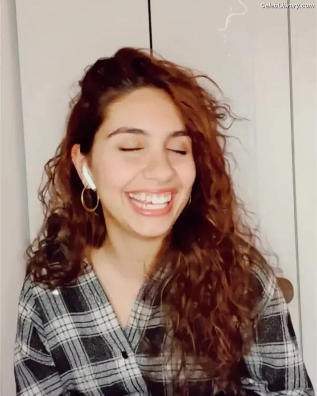 Alessia Cara photo 5 of 310