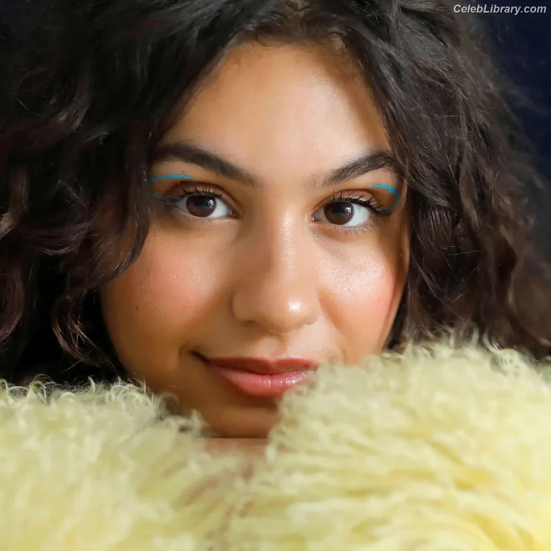 Alessia Cara photo 17 of 310
