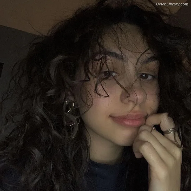 Alessia Cara photo 23 of 310