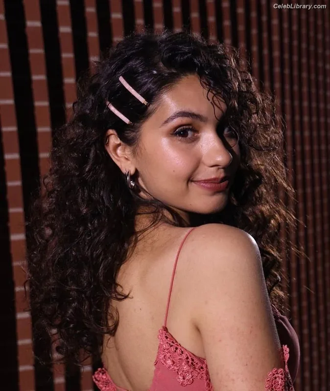 Alessia Cara photo 3 of 310