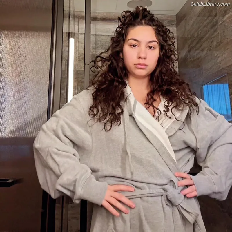 Alessia Cara photo 11 of 310