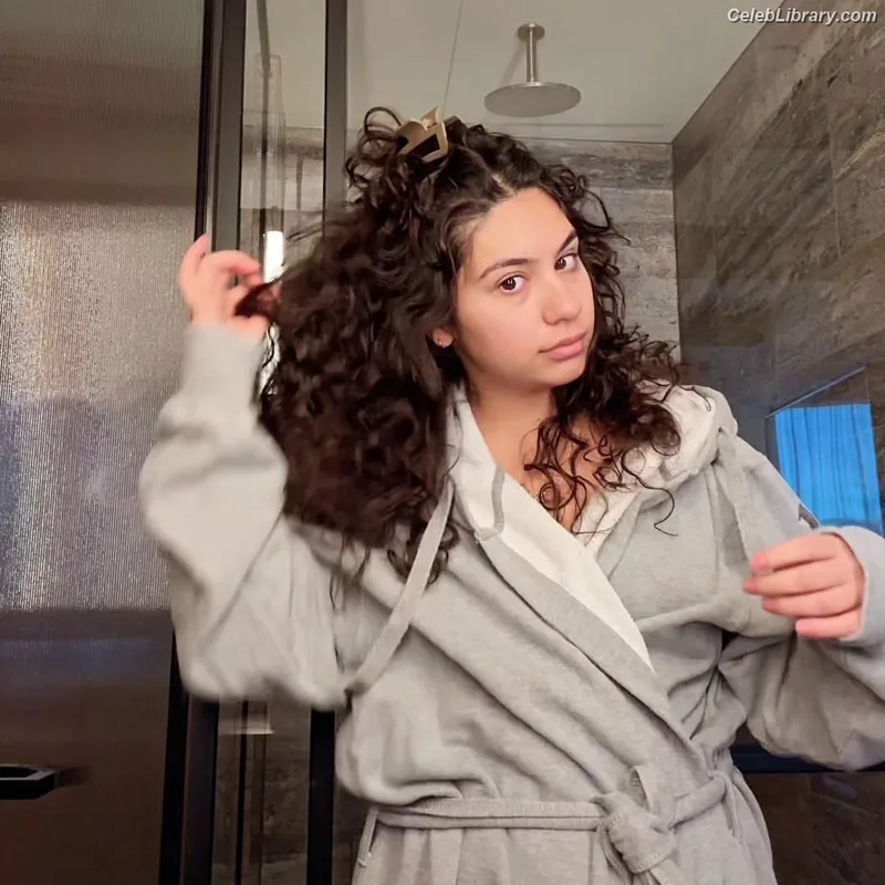Alessia Cara photo 12 of 310