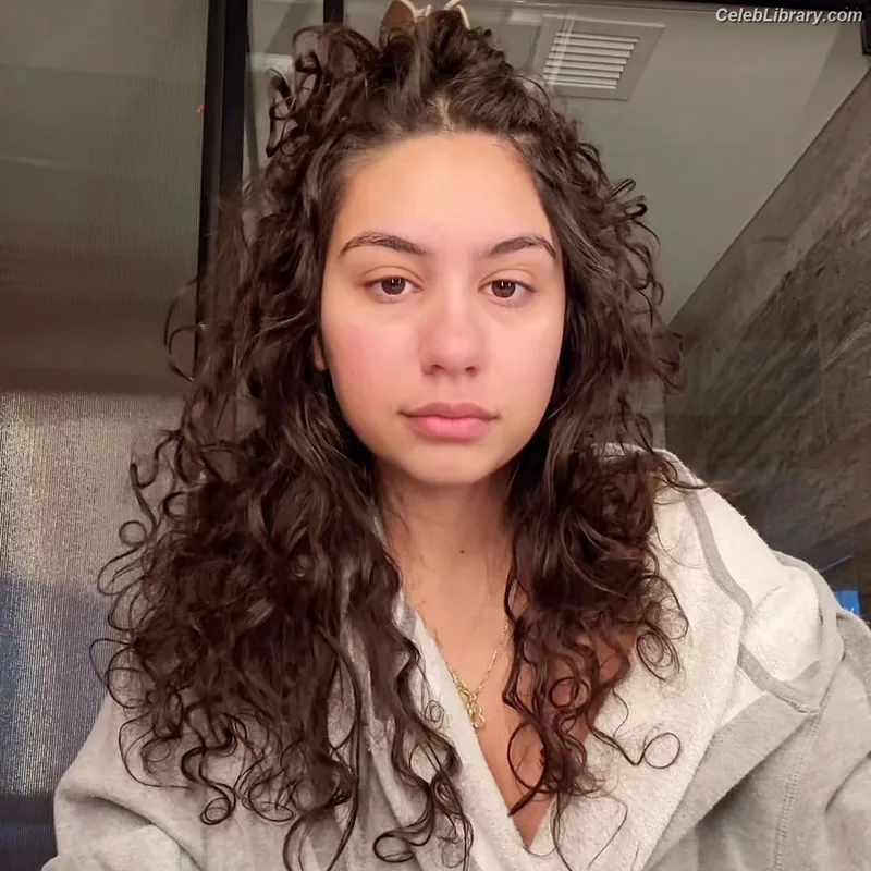 Alessia Cara photo 13 of 310
