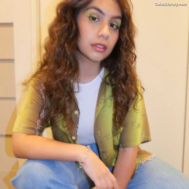 Alessia Cara photo 14 of 310