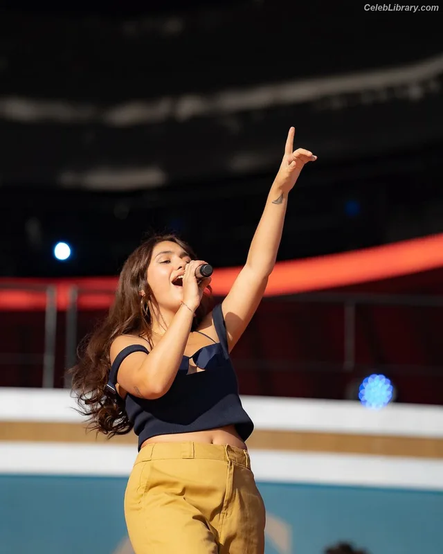 Alessia Cara photo 17 of 310