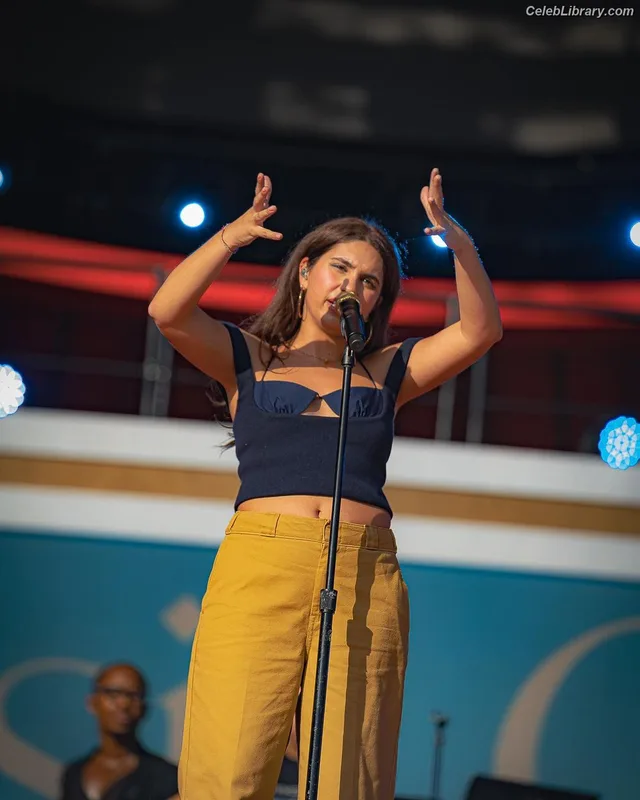 Alessia Cara photo 18 of 310