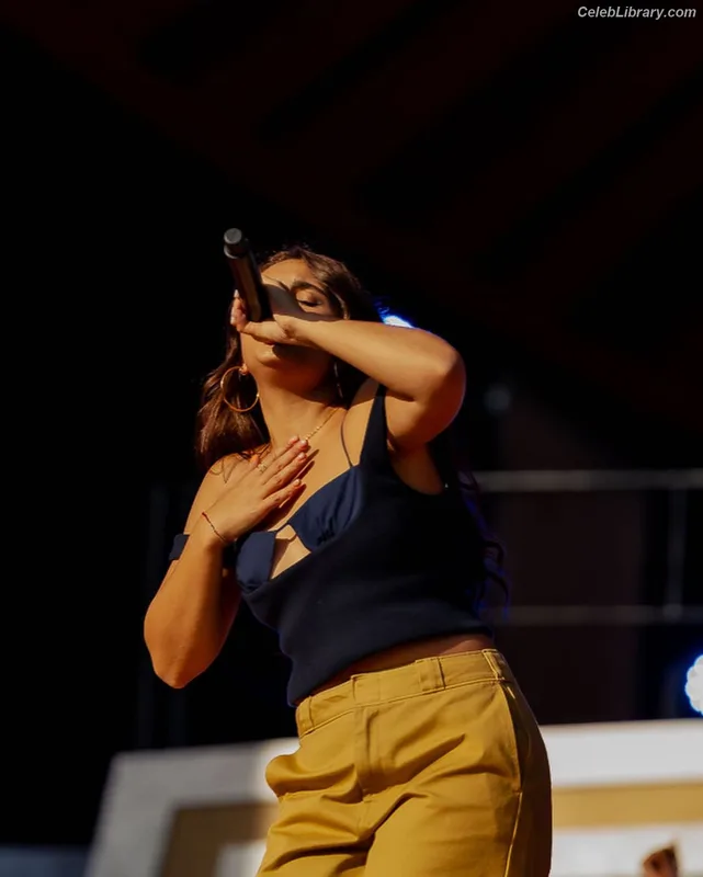 Alessia Cara photo 19 of 310