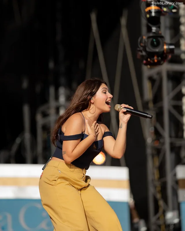 Alessia Cara photo 21 of 310