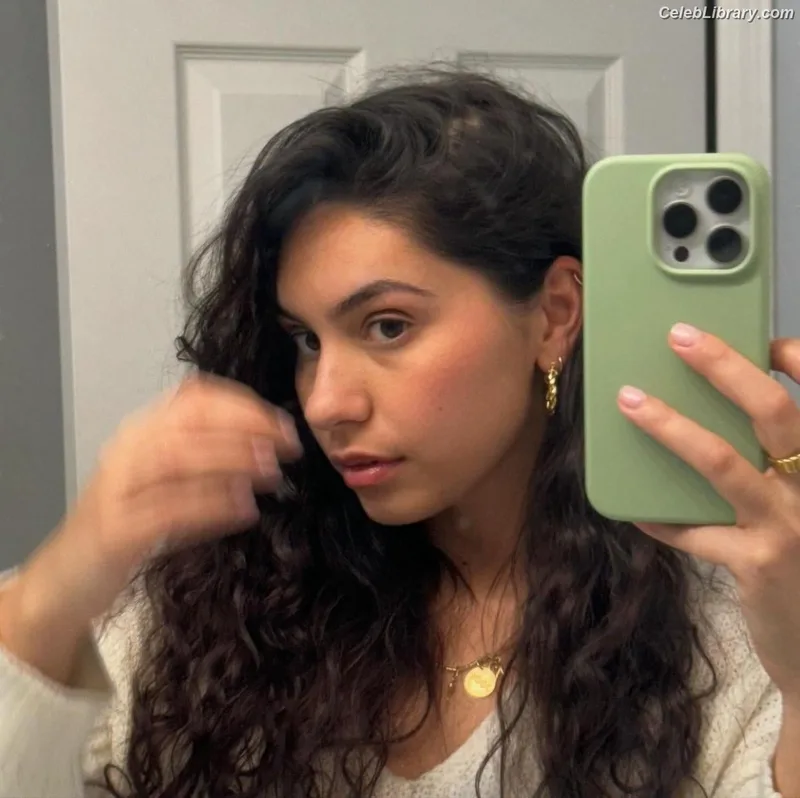 Alessia Cara photo 7 of 310