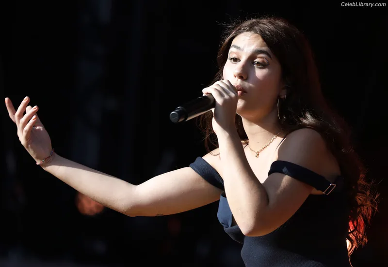 Alessia Cara photo 9 of 310