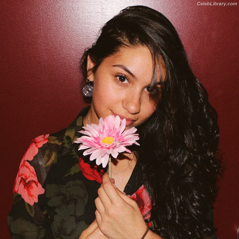 Alessia Cara photo 17 of 310