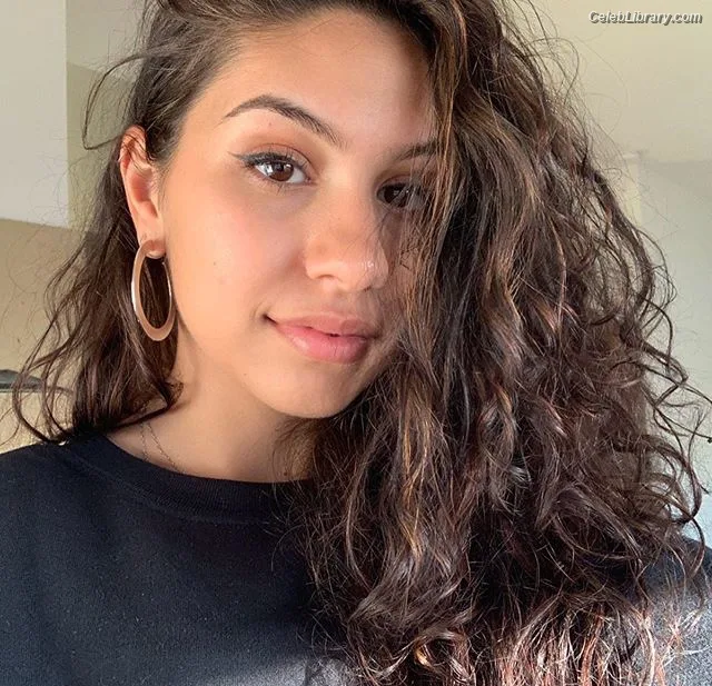 Alessia Cara photo 19 of 310