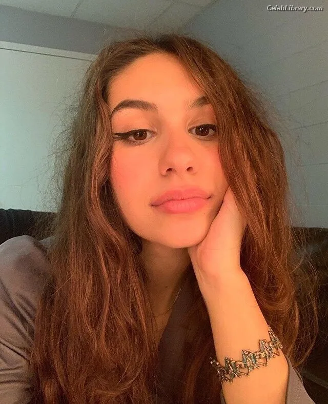 Alessia Cara photo 21 of 310
