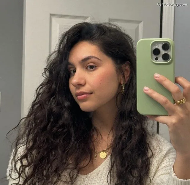 Alessia Cara photo 16 of 310