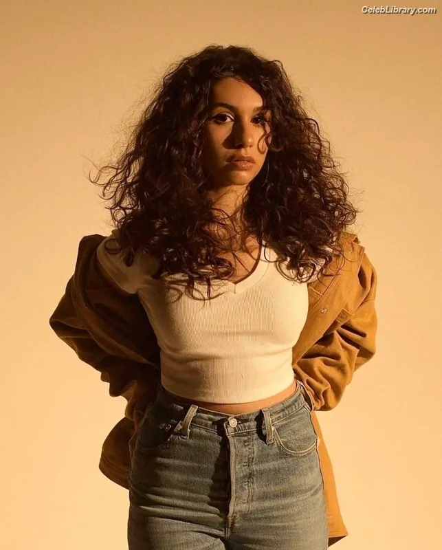 Alessia Cara photo 6 of 310
