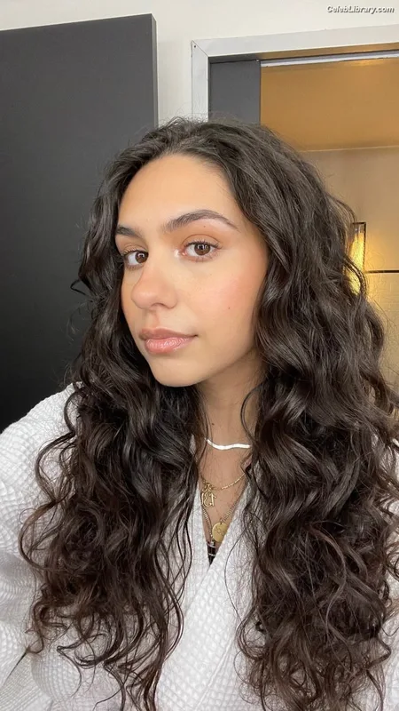 Alessia Cara photo 7 of 310
