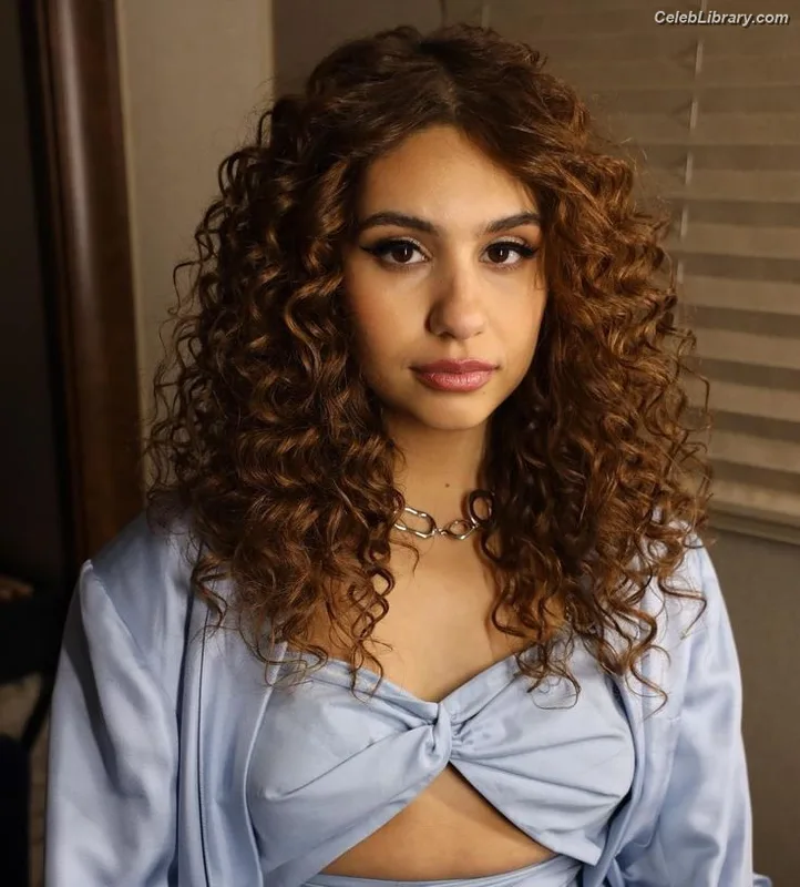 Alessia Cara photo 16 of 310