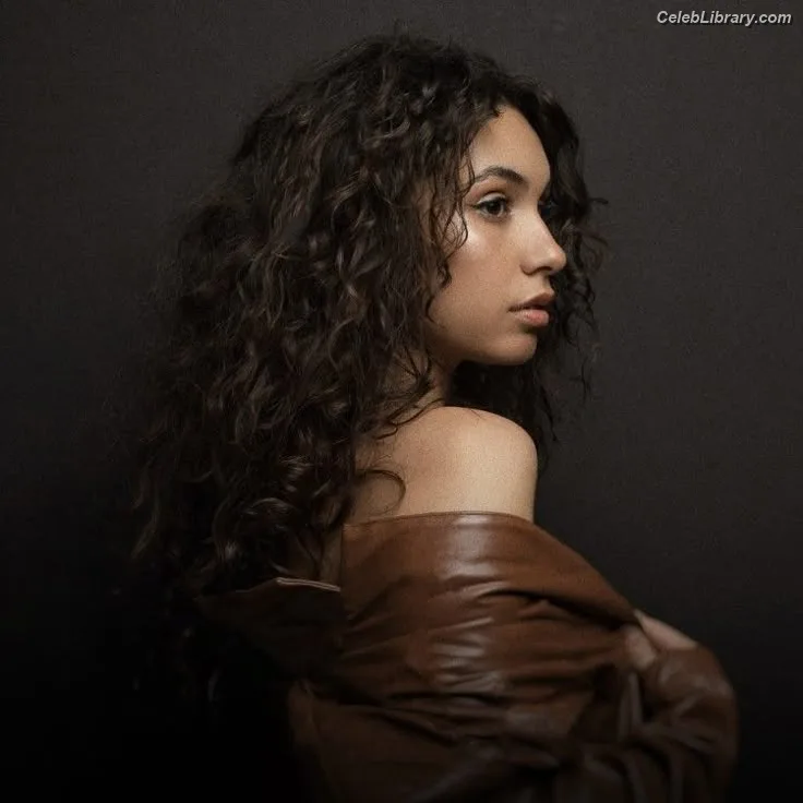 Alessia Cara photo 17 of 310