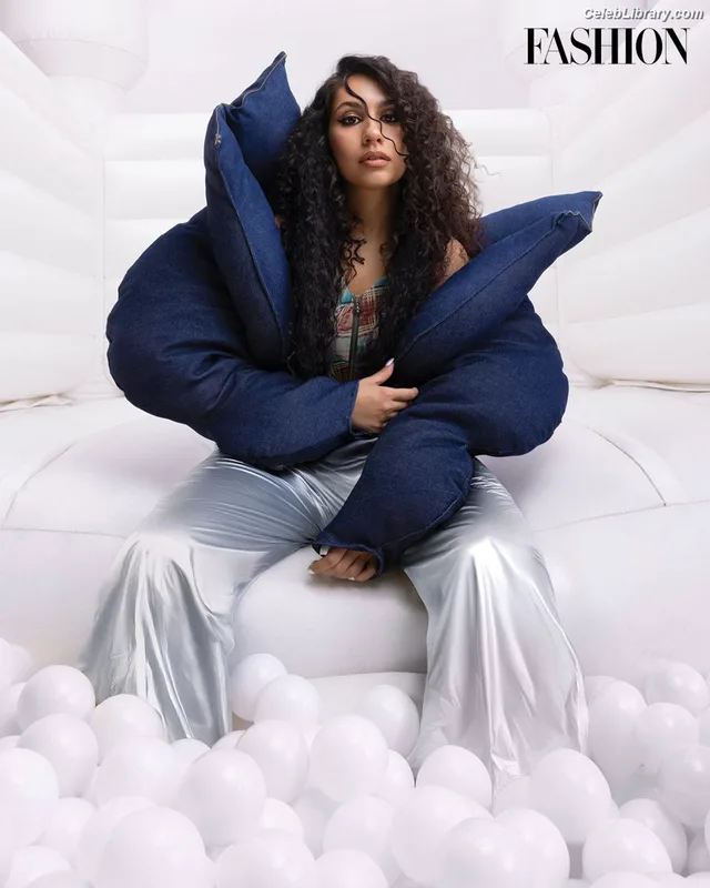 Alessia Cara photo 19 of 310