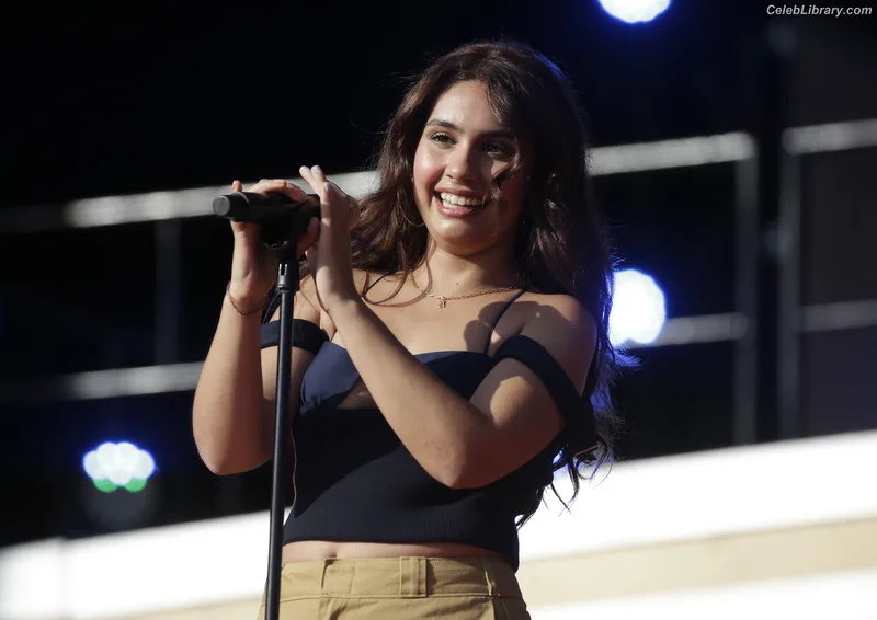 Alessia Cara photo 19 of 310