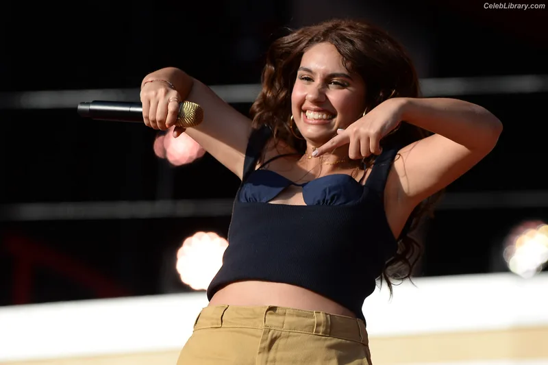 Alessia Cara photo 21 of 310