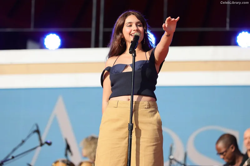 Alessia Cara photo 22 of 310
