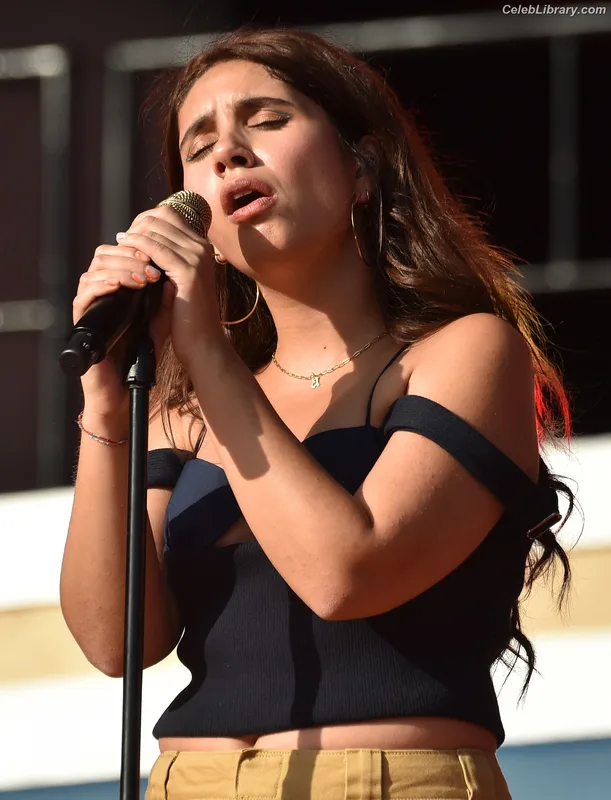 Alessia Cara photo 24 of 310