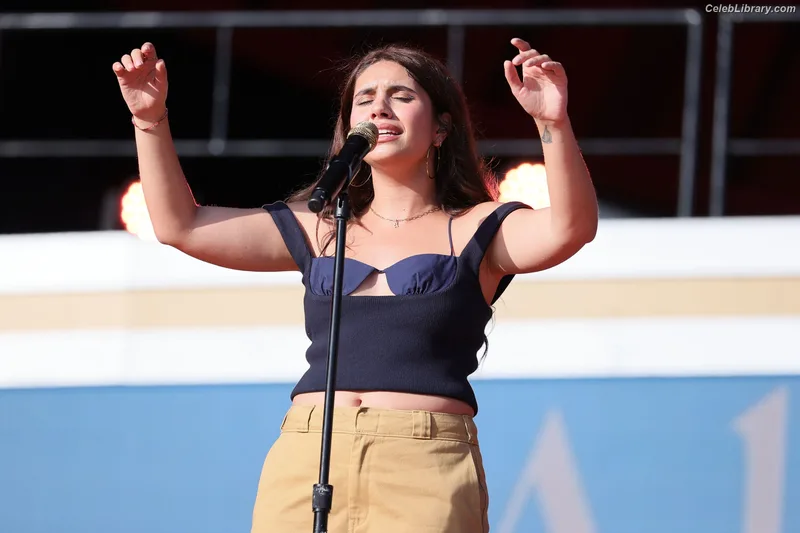 Alessia Cara photo 3 of 310