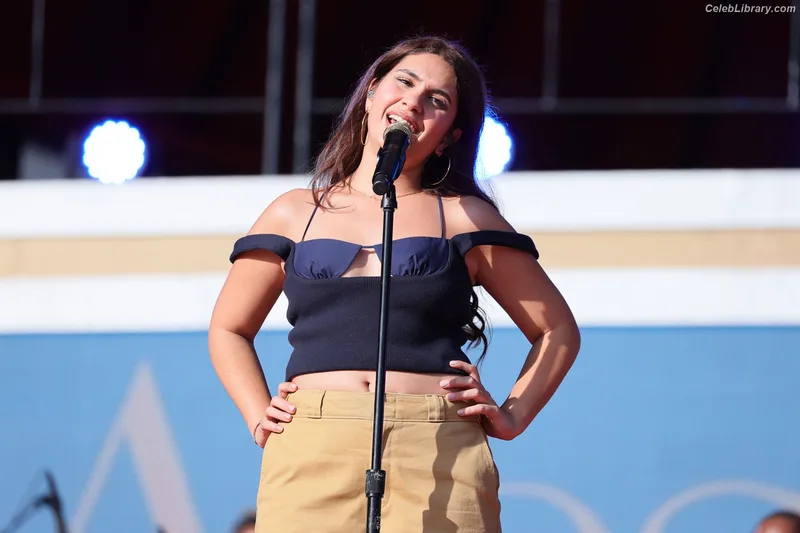 Alessia Cara photo 5 of 310