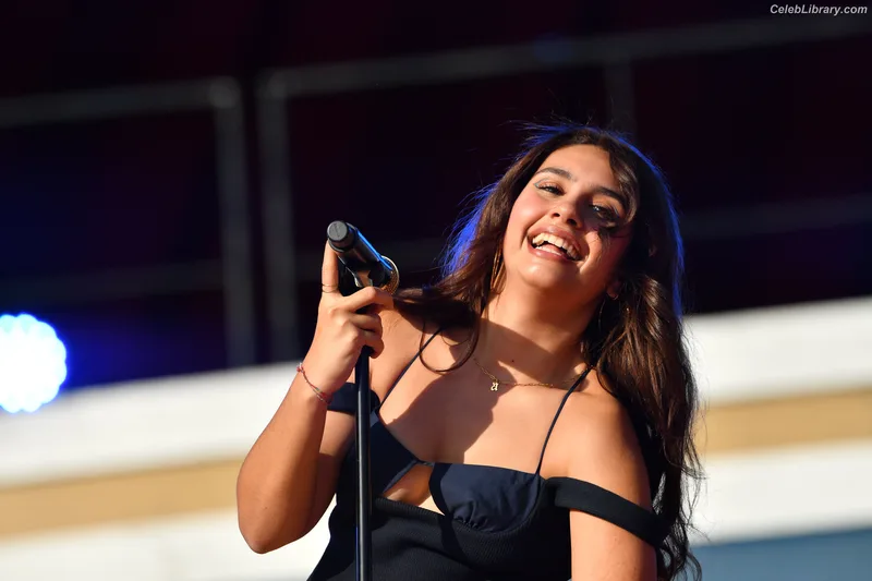 Alessia Cara photo 17 of 310