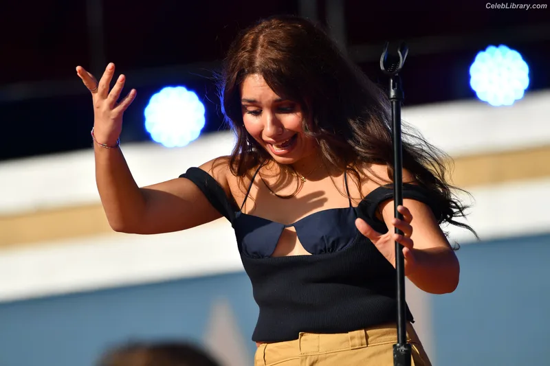 Alessia Cara photo 19 of 310