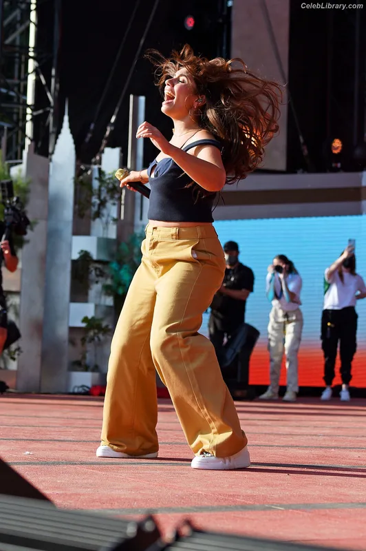 Alessia Cara photo 2 of 310