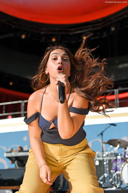Alessia Cara photo 3 of 310