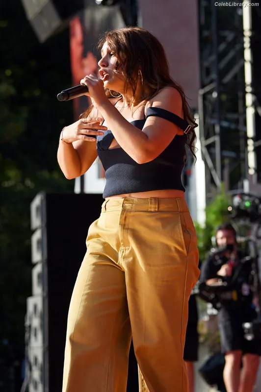 Alessia Cara photo 9 of 310