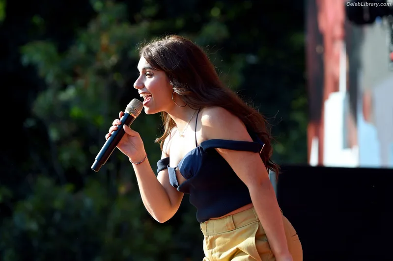 Alessia Cara photo 16 of 310