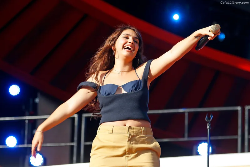 Alessia Cara photo 17 of 310