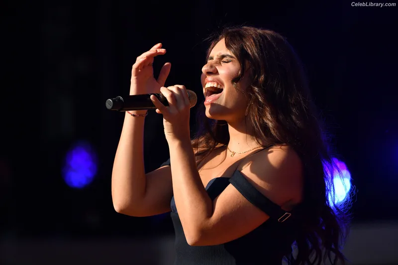 Alessia Cara photo 22 of 310