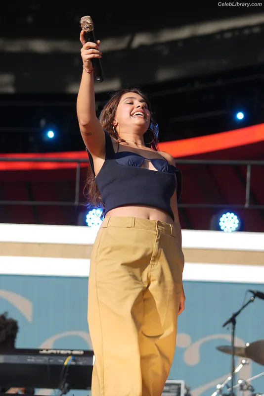Alessia Cara photo 5 of 310