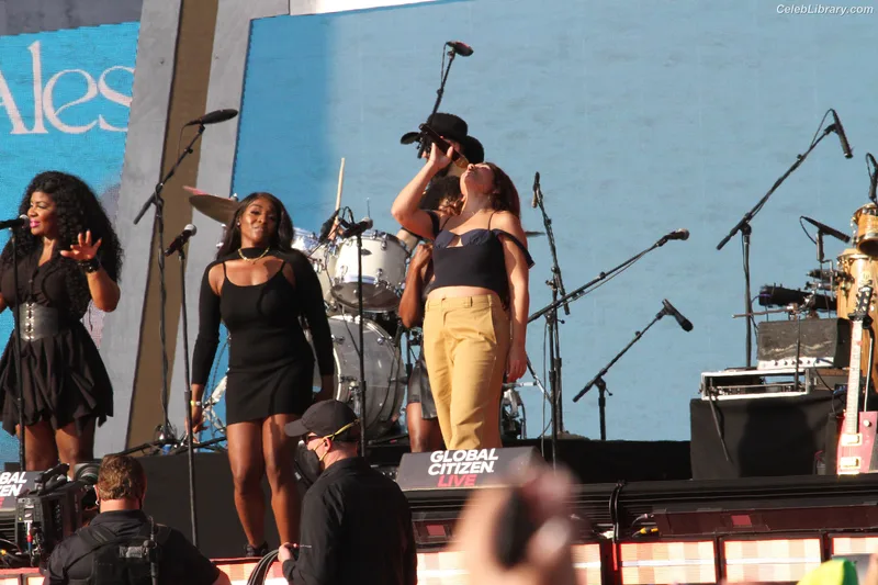 Alessia Cara photo 23 of 310