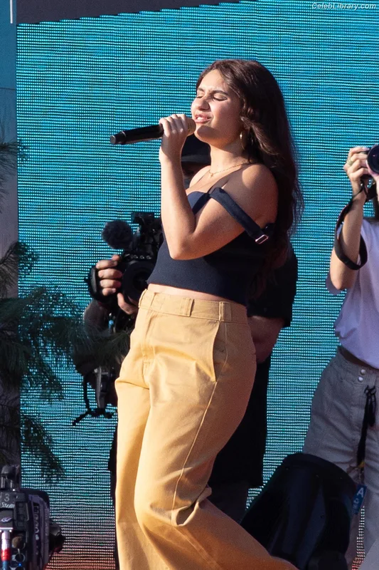 Alessia Cara photo 3 of 310