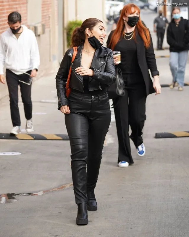 Alessia Cara photo 17 of 310