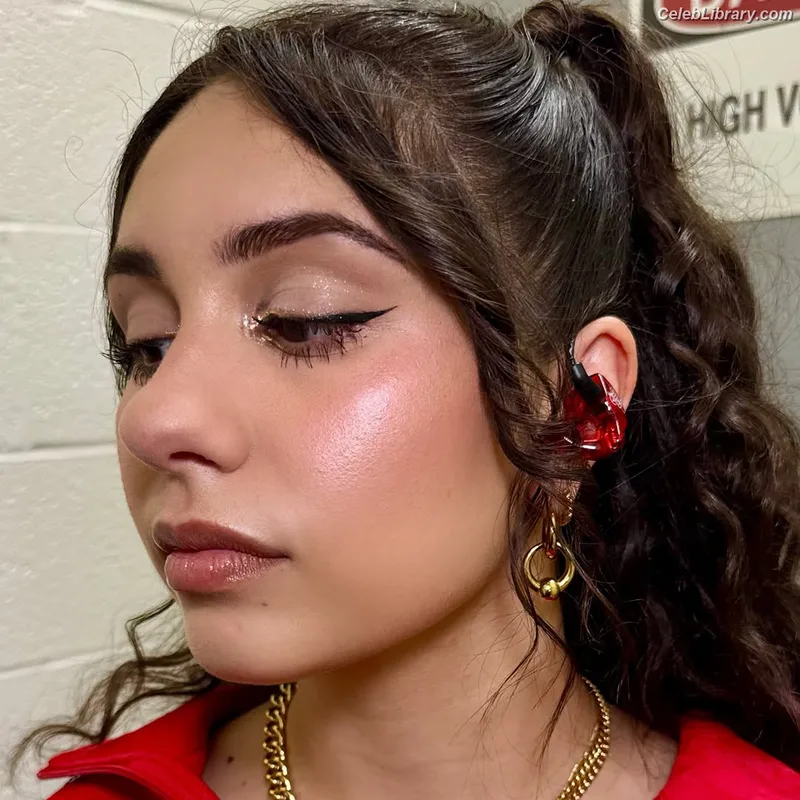 Alessia Cara photo 11 of 310