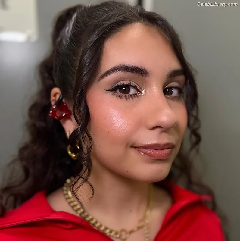 Alessia Cara photo 12 of 310