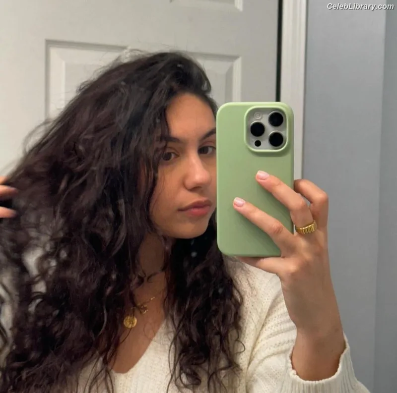 Alessia Cara photo 21 of 310